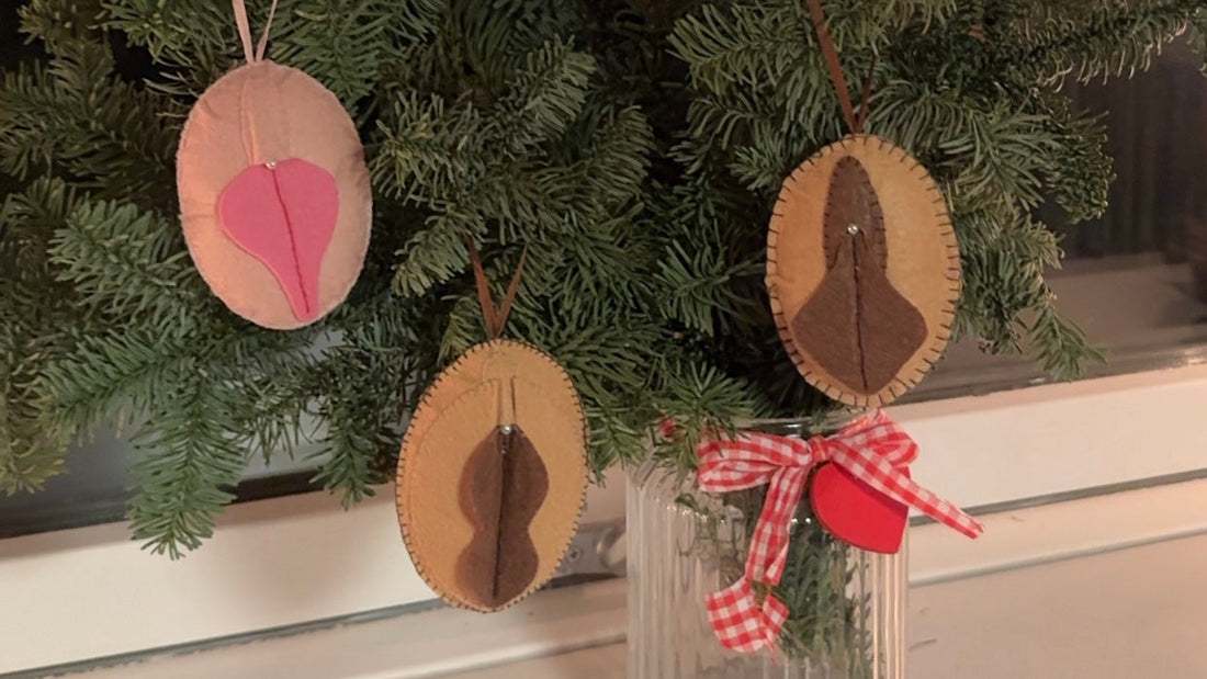 DIY Filt-Fisse Kit – farverige vulva-formede filtfigurer til kreativ julehygge.